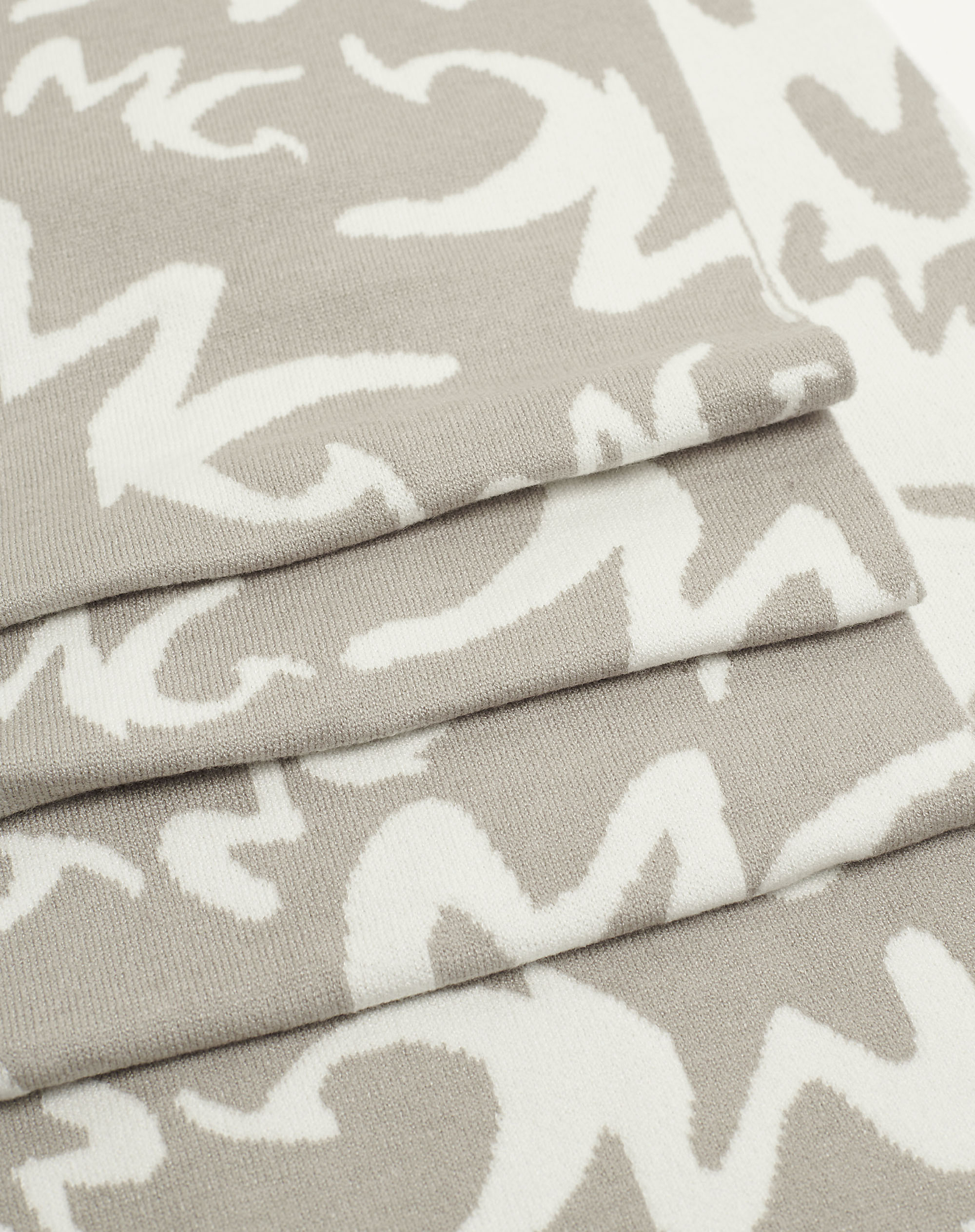 Jacquard Scarf With Maxi Contrasting Mg Logo - MA642 - Manila Grace | Official Website