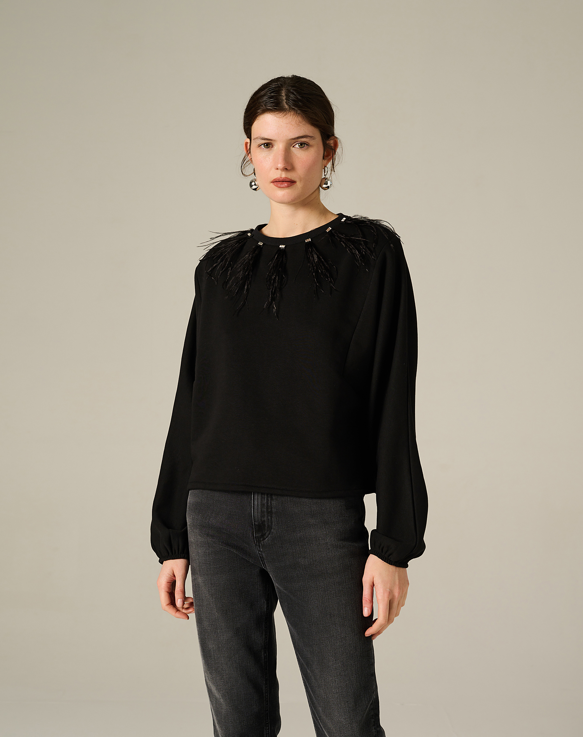 Sweatshirt With Decorative Feathers And Wide Sleeves - BLACK - Manila Grace | Official Website