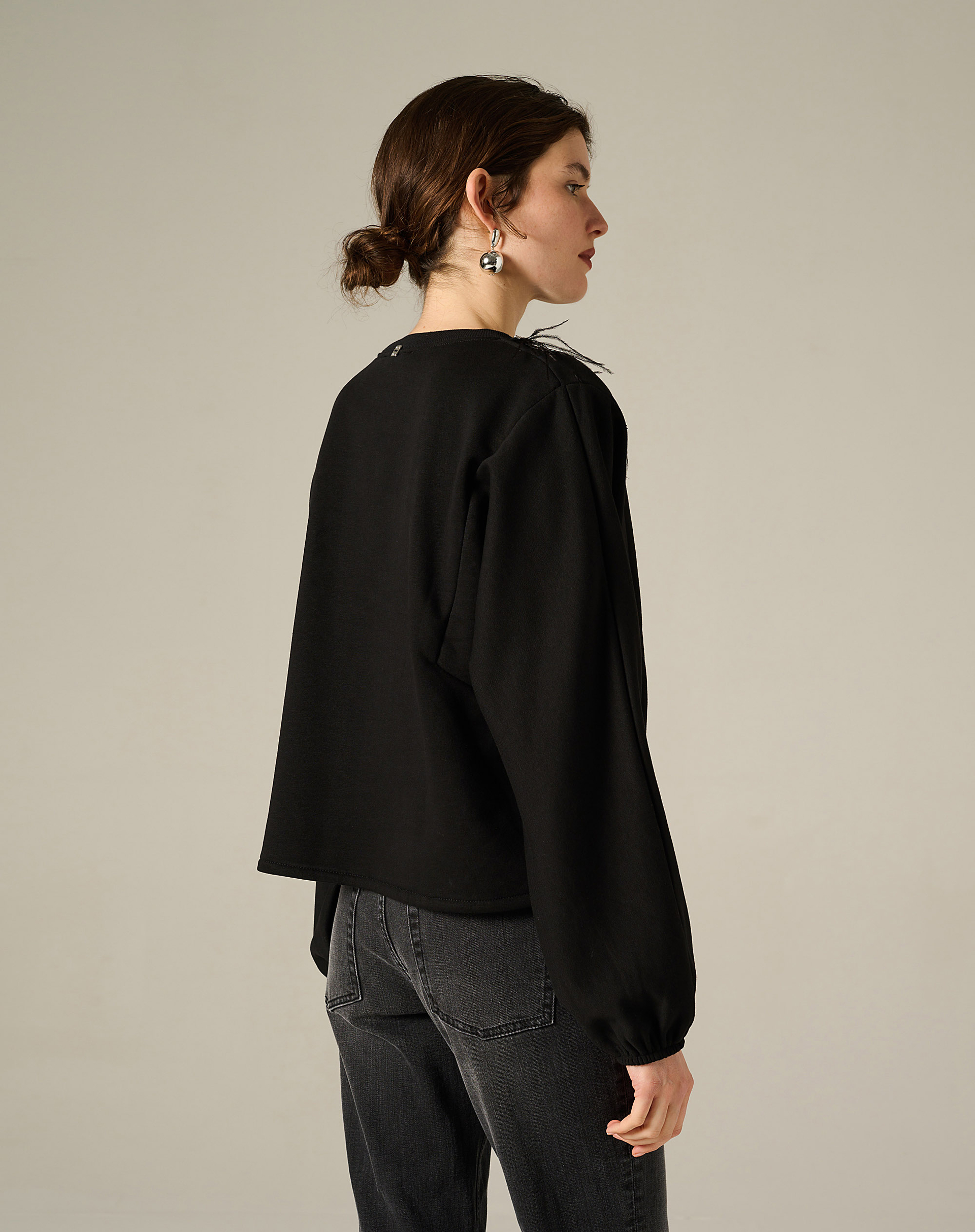 Sweatshirt With Decorative Feathers And Wide Sleeves - BLACK - Manila Grace | Official Website